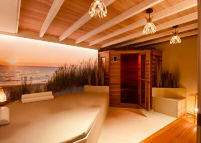 Bedrukte spanwand in sauna om sfeer compleet te maken en de ruitme groter te doen lijken